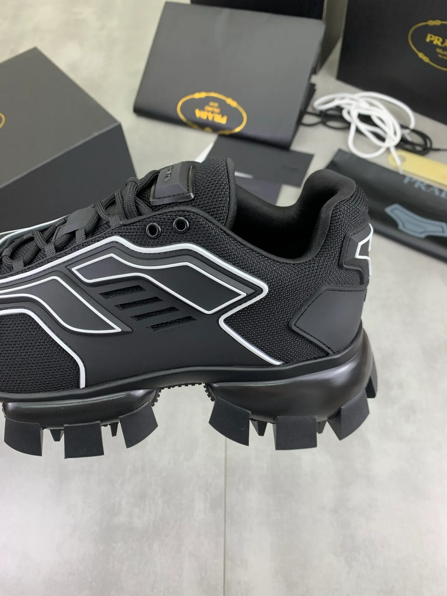 Men's Men's Shoes P660 New Top Version PRADA Prada Dark Punk Martin Rock Tank Mecha Hardcore Fighting Shoes ☑️ A century-old brand, the unique hardcore design has entered the public eye. The tank element is used as the sole design, subverting conventions, breaking the monotony, brightening the overall shape, eye-catching, and achieving a meaningless appearance. With its hard-core styling and metal accessories full of design, it unleashes an unruly punk spirit, interprets a unique and iconic style, and demonstrates the leadership level of its pioneer originator in the field of thick-soled shoes. It is the nirvana darling of major fashion weeks. 📣📣The ultra-light foam outsole solves the problem of bulkiness and is suitable for those who know the difference. ✅Fabric: Original splicing design and production ✅Inner: Original lining➕Cow leather insole. ✅Original foam combination outsole with 8cm heel height and super light weight. ✅Code number: Female 35-39 (40 is customized and non-refundable) Male 39-45 (46 and 47 are customized and non-refundable) Full package at the counter